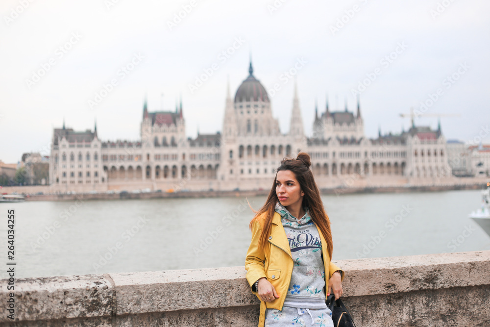 Fototapeta premium girl on Budapest building background 