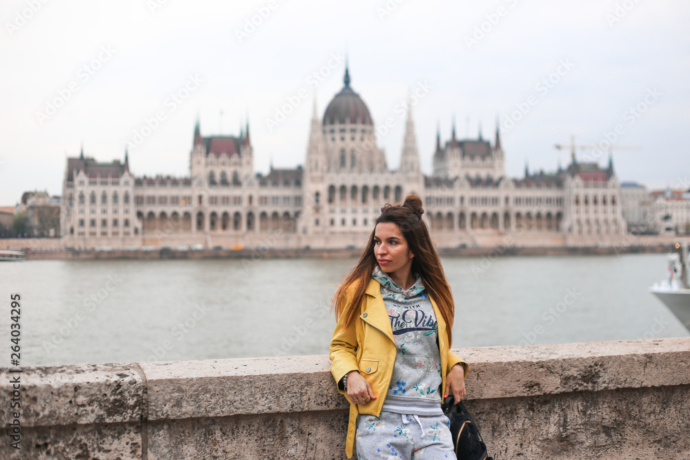 Fototapeta premium girl on Budapest building background 