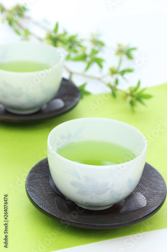 和紙の上の日本茶と若葉