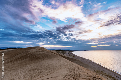 黄昏の鳥取砂丘 © mtaira