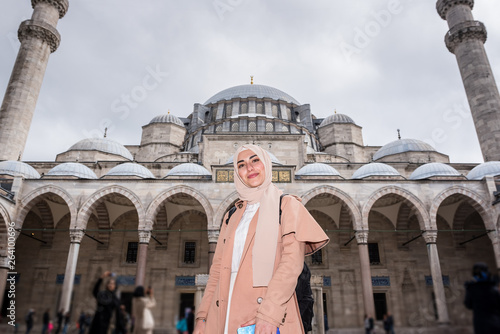Canvas Print Beautiful Muslim women in fashionable modern trendy clothes