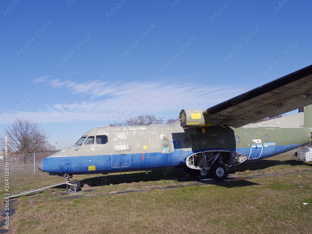 Seitenansicht des ehemaligen Übungsflugzeugs der Flughafenfeuerwehr Berlin Tempelhof auf einer Wiese des Rollfelds, ein Flugzeugwrack Seitenansicht des ehemaligen Übungsflugzeugs der Flughafenfeuerwehr Berlin Tempelhof auf einer Wiese des Rollfelds, ein Flugzeugwrack