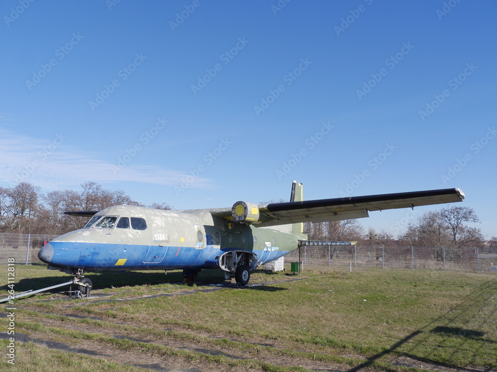 Schrägansicht des ehemaligen Übungsflugzeugs der Flughafenfeuerwehr Berlin Tempelhof auf einer Wiese des Rollfelds Schrägansicht des ehemaligen Übungsflugzeugs der Flughafenfeuerwehr Berlin Tempelhof auf einer Wiese des Rollfelds