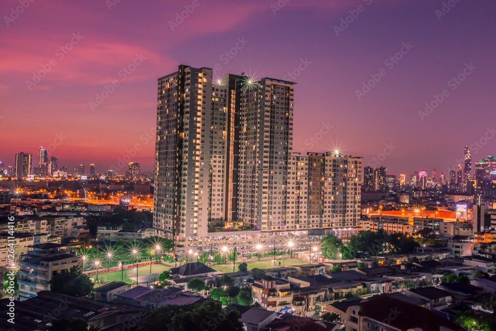 Obraz premium Blurred background of lights from various buildings Condominium, residence, with a variety of colorful bokeh