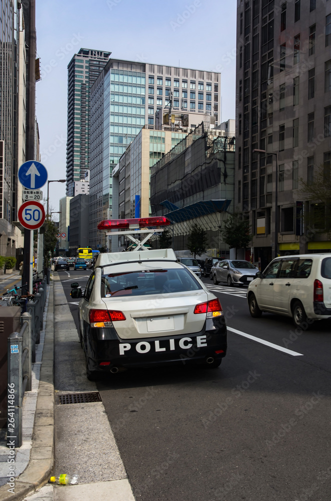 Fototapeta premium Japoński pejzaż miejski i samochód patrolowy