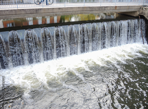 Downflowing water on a weir