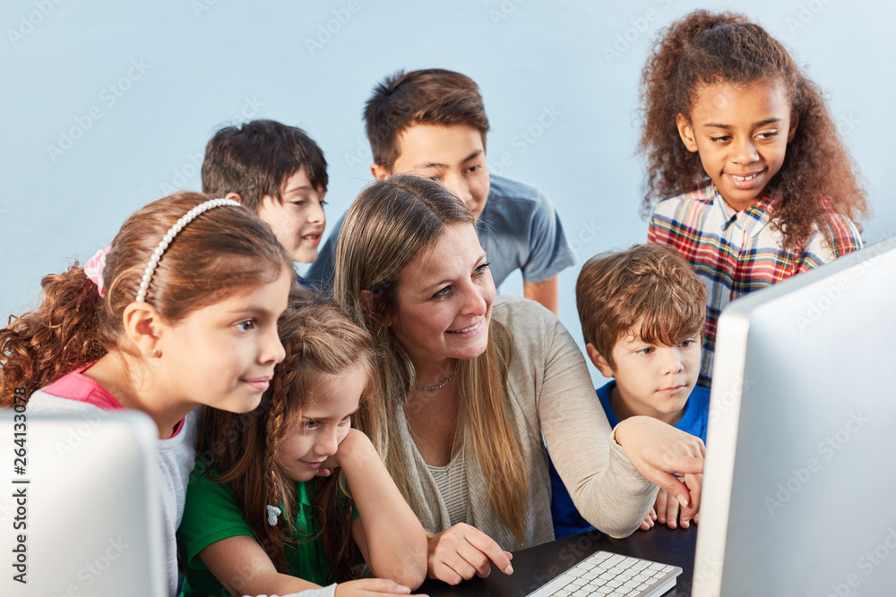 Schüler Gruppe lernt am Computer Schüler Gruppe lernt am Computer