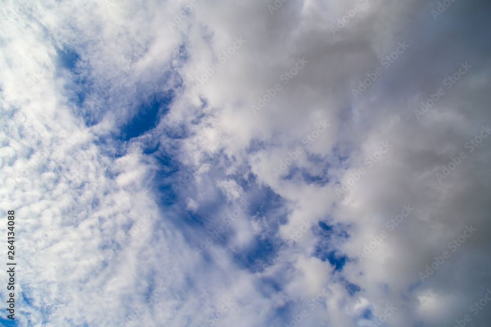 Obraz premium Clouds against the blue sky as a background