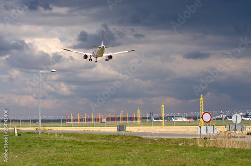 Lądujący samolot na lotnisku