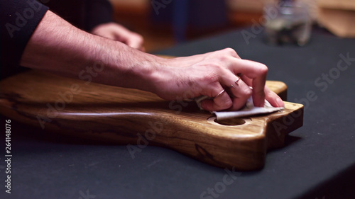 Obraz na plátně Polishing electric guitar paint