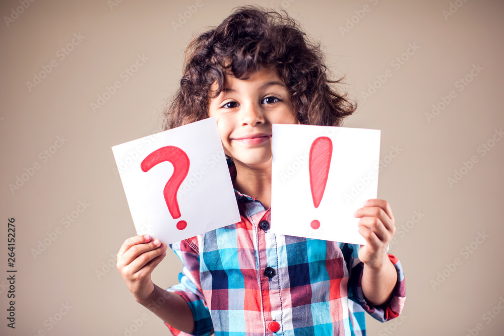 Thinking kid boy with question and exclamation signs - obrazy, fototapety, plakaty 