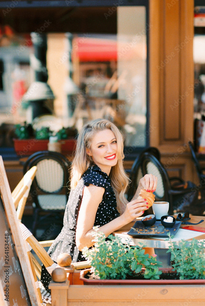 Beautiful woman sitting in cafe.