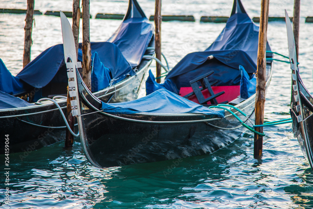 Gondeln in Venedig vor Markusplatz in der Morgendämmerung