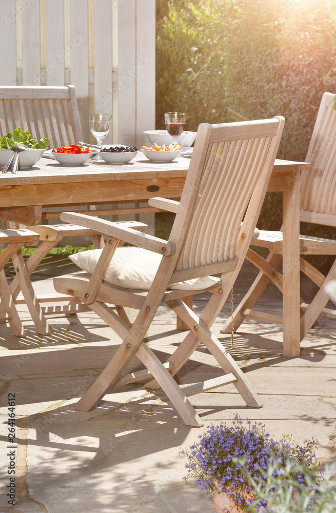 Obraz premium Gedeckter Tisch im Garten, Fest, Feier, Grillparty