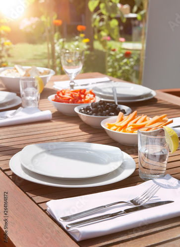 Gedeckter Tisch im Garten