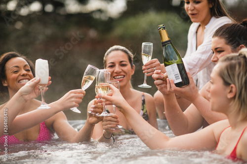 Fotografia Celebratory Toast in the Hot Tub