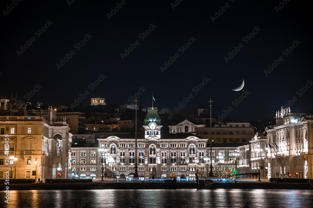 Piazza unità di sera con mare e luna, Trieste