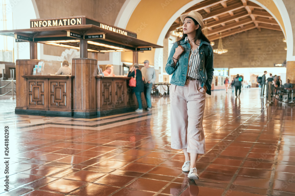 Φωτογραφία full length young asian girl tourist walking indoor sightseeing looking enjoy restored art deco interior of Union Station while travel by train in america