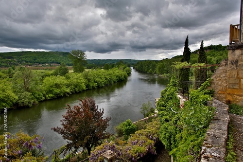 rivière de la dordogne, sous un orage