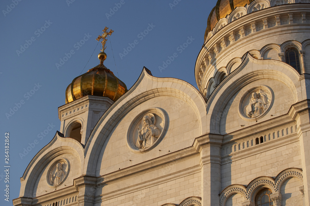 GOLD DOME AND CRUCIFIX ON BELL TOWER OF CATHEDRAL OF CHRIST THE SAVIOUR MOSCOW RUSSIA