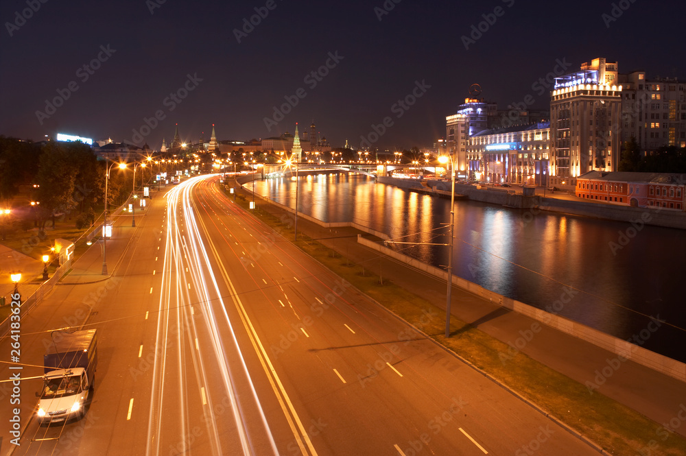 TRAFFIC ON KREMLIN EMBANKMENT AND RIVER AT NIGHT MOSCOW RUSSIA