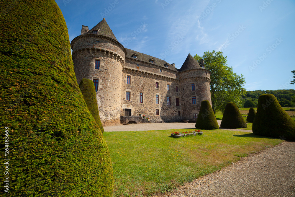 Francia, la regione del Auvergne. Il castello d' Auzers.