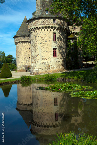 Francia, la regione del Auvergne. Il castello d' Auzers. photo