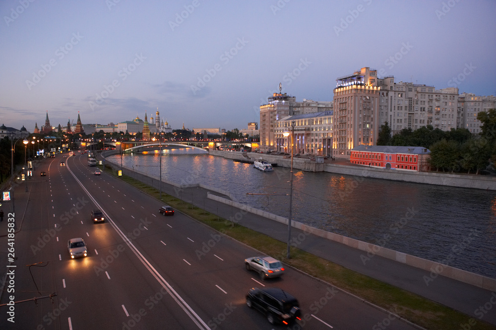 KREMLIN AND MOSKVORETSKIY BRIDGE OVER RIVER MOSCOW RUSSIA