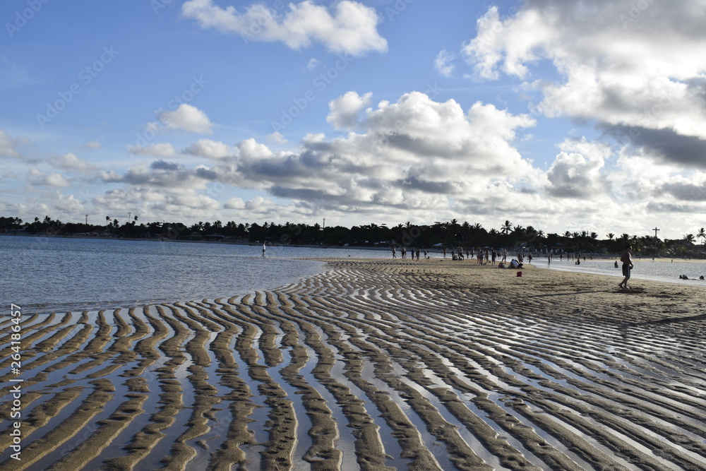 Horizonte na praia. Mar, silhueta da humano, areia, Sol céu azul e nuvem