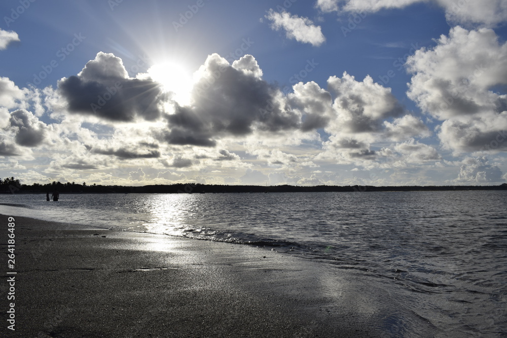 Pôr-do-Sol na praia. Mar, silhueta da humano, areia, Sol céu azul e nuvem
