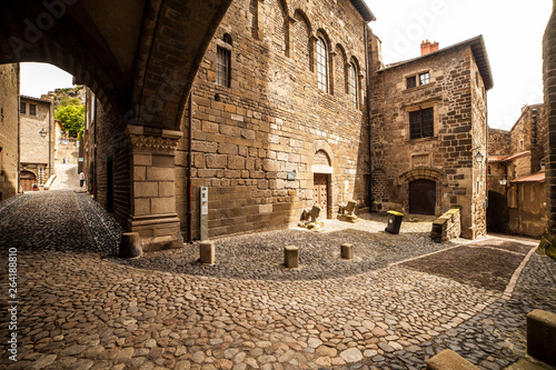 Francia  la regione del Auvergne. La citt   di Le Puy en Velay..