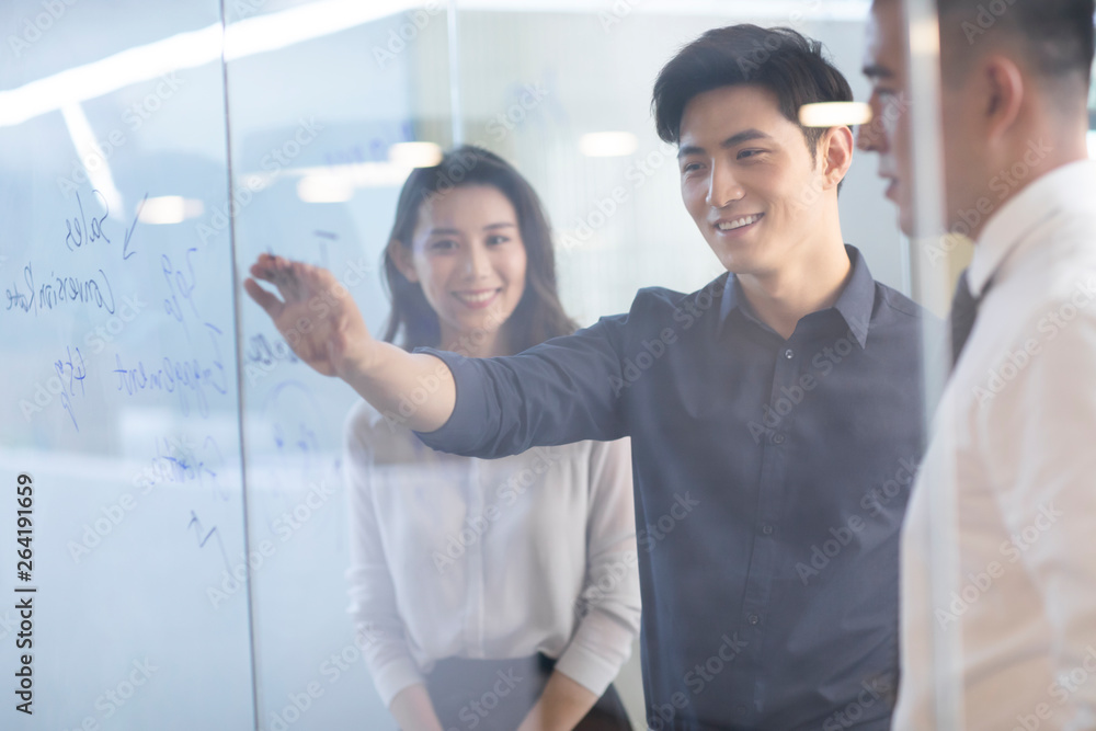 © Blue Jean Images - Business people talking at a meeting in office