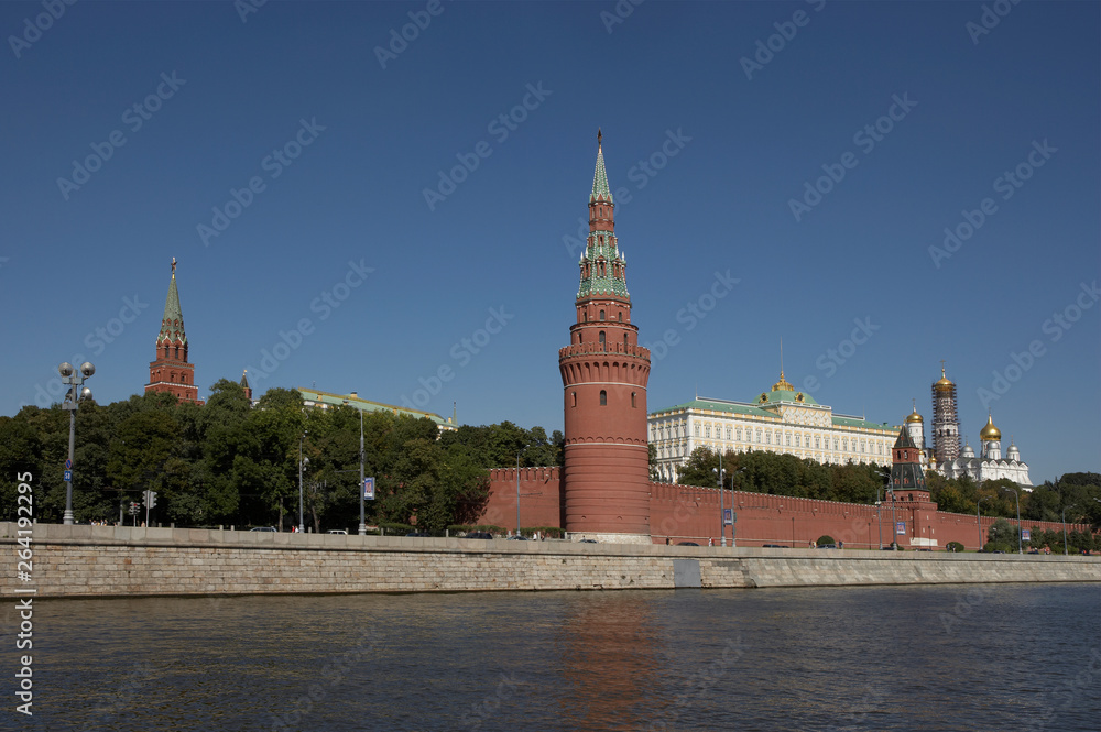 KREMLIN WATER TOWER GRAND PALACE ANNUNCIATION CATHEDRAL WALL AND EMBANKMENT MOSCOW RIVER RUSSIA