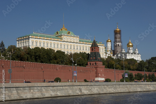 KREMLIN WALL GRAND PALACE ANNUNCIATION CATHEDRAL EMBANKMENT AND RIVER MOSCOW RUSSIA