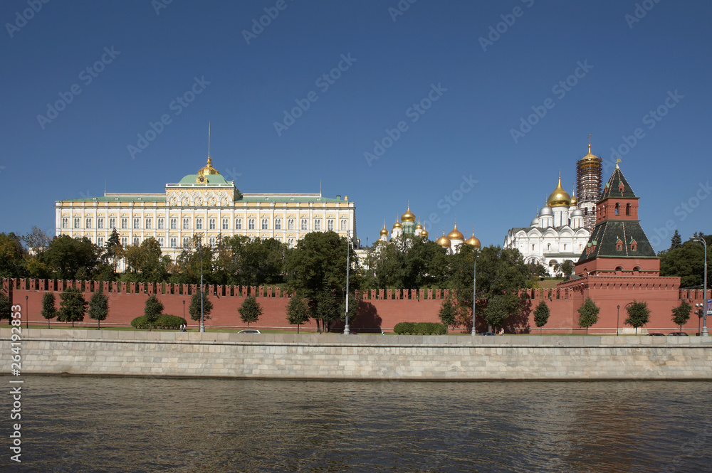 KREMLIN WALL GRAND PALACE ANNUNCIATION CATHEDRAL EMBANKMENT TOWER AND RIVER MOSCOW RUSSIA
