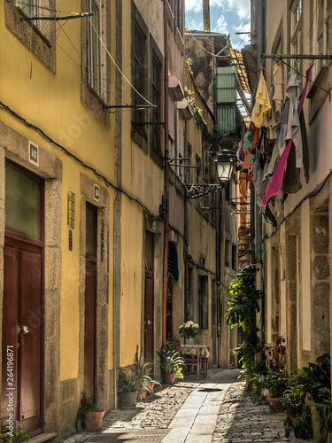 Fototapeta Naklejka Na Ścianę i Meble -  Narrow street in Porto