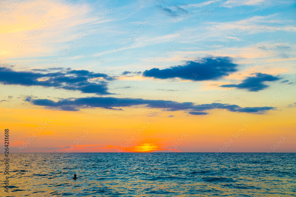 Obraz premium Colorful sunset sky on sea beach