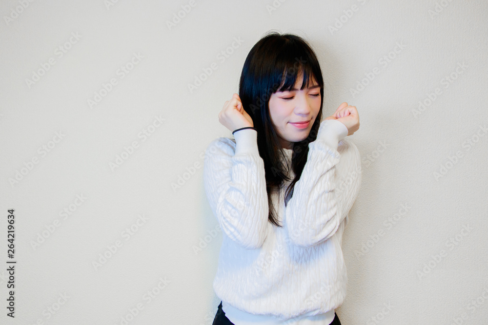 白い服の女性(喜ぶ) 白い服の女性(喜ぶ)