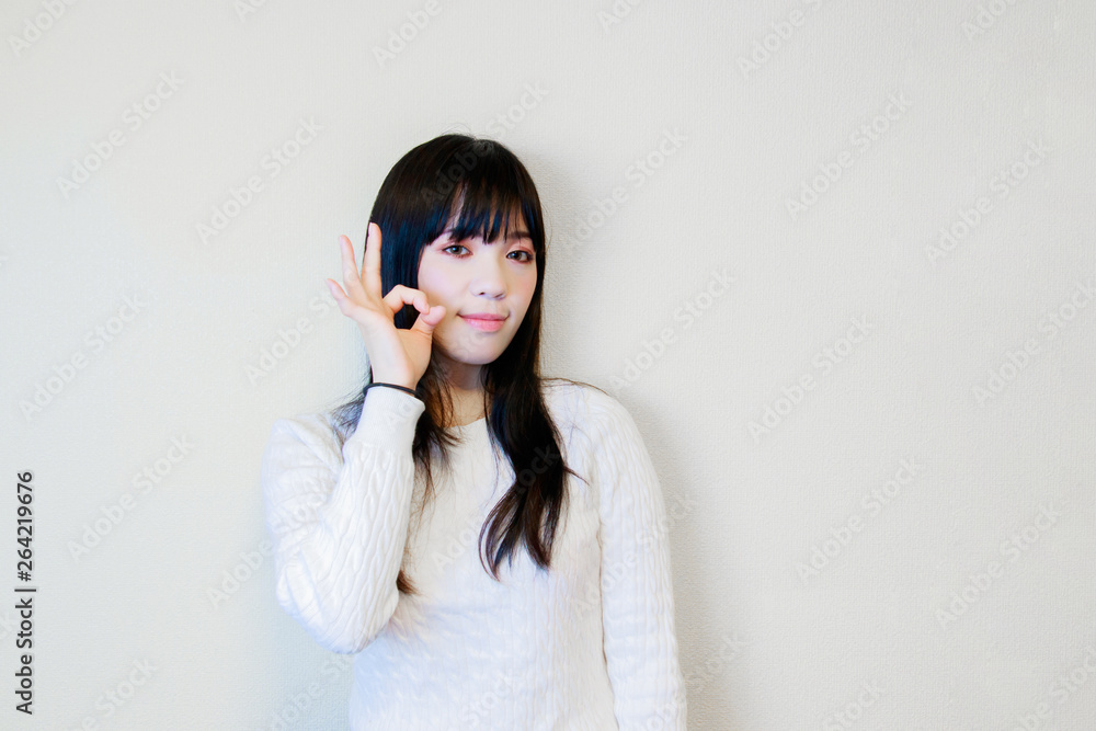 白い服の女性（オッケー）