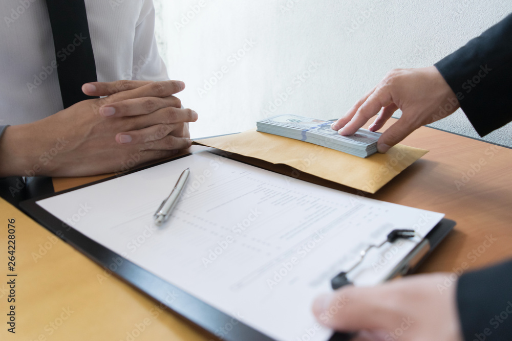 Company employees have been corrupt by bringing money to the company's human resources department. To allow him to be promoted to manager Company employees have been corrupt by bringing money to the company's human resources department. To allow him to be promoted to manager