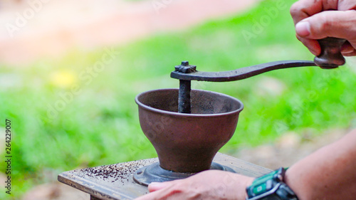 Εκτύπωση καμβά Grinding coffee by hand by an ancient grinder.