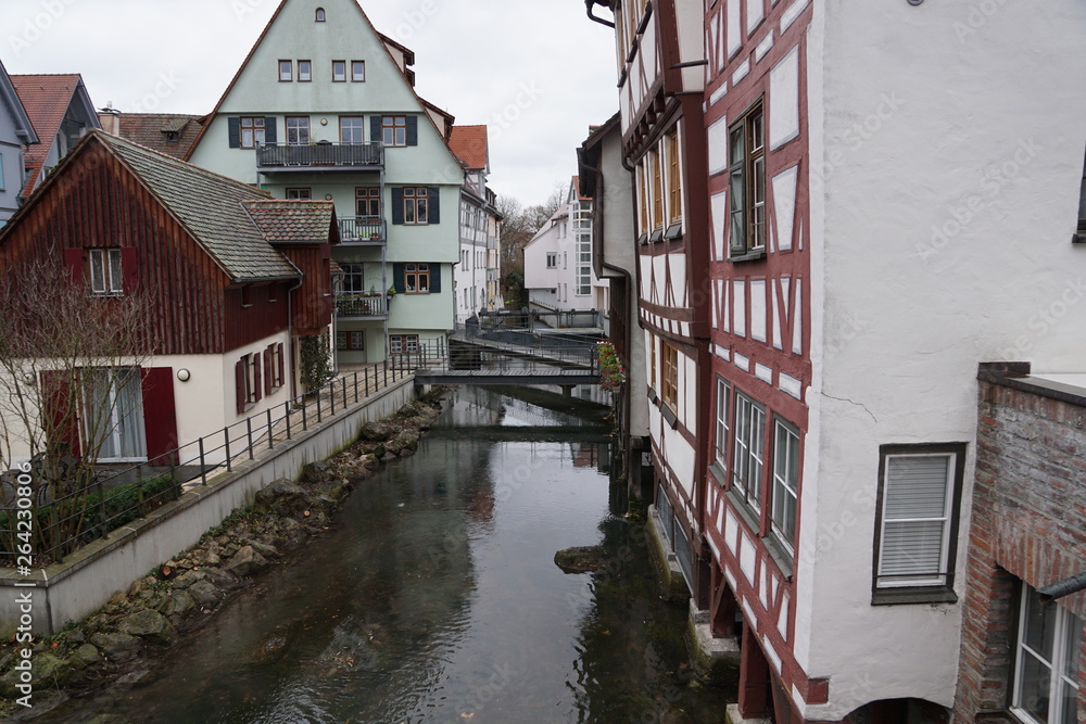 Häuser in Ulm im  winter im fischerviertel an der donau