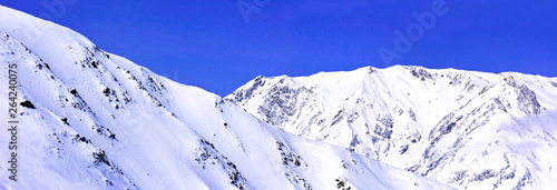 雪に覆われた冬の北アルプスのパノラマ