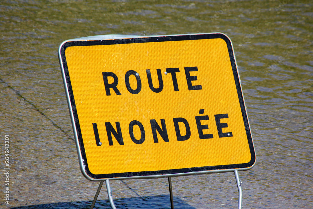 Route inondée Stock Photo | Adobe Stock