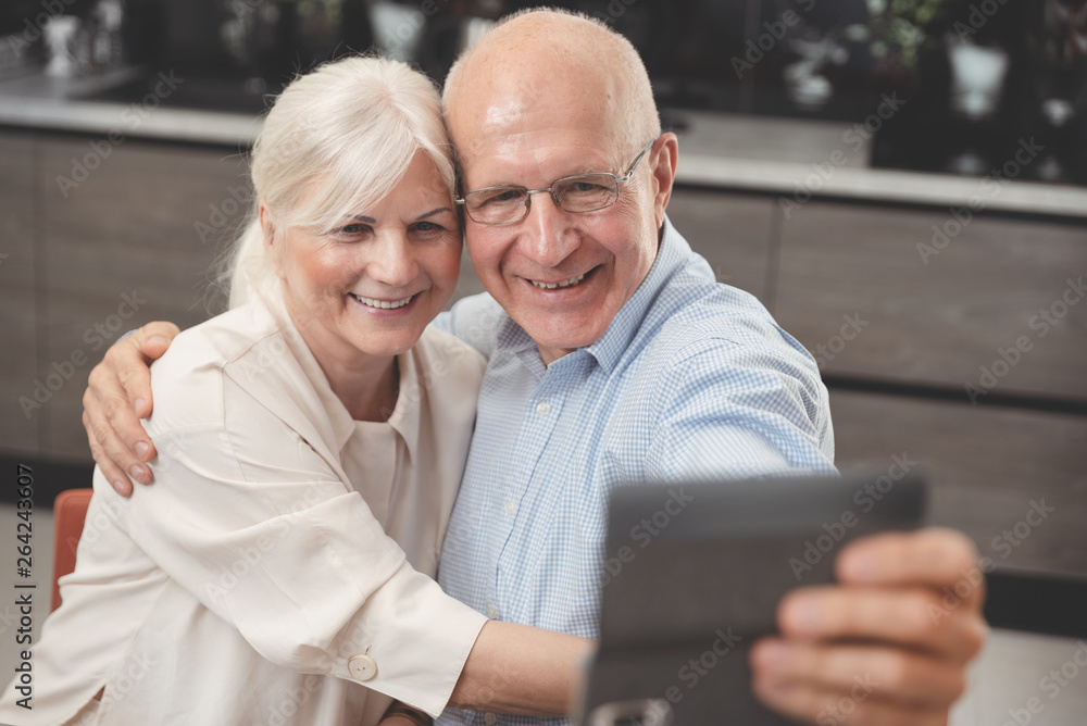 Obraz premium Cheerful senior couple taking selfie