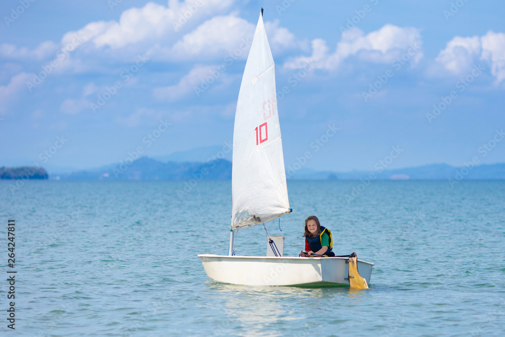 Naklejka premium Child sailing. Kid learning to sail on sea yacht.