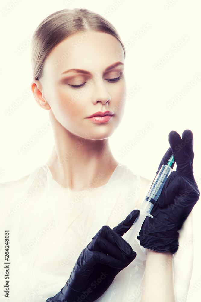 Obraz premium Attractive doctor woman prepare injection syringe. Beautiful female health care concept
