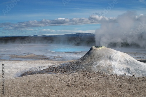 Seltun / Krysuvik (Krýsuvík): Mini volcano like fumarole emit sulphuric gas with steaming hot blue natural pool on geothermal field