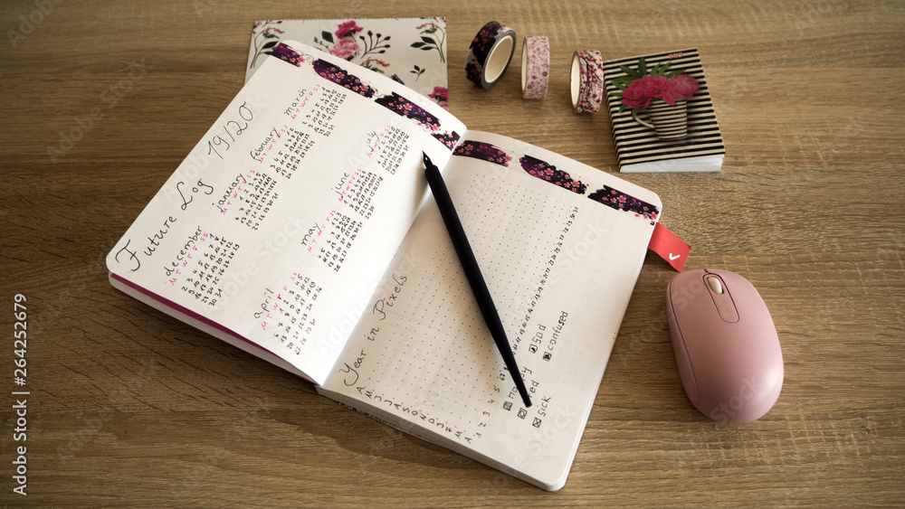Foto de Bullet Journal - office desk with an arrangement of a bullet ...