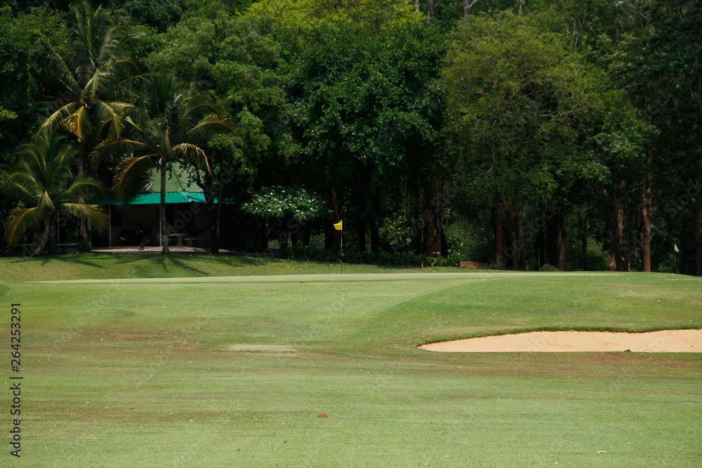 Obraz premium The evening golf course has sunlight shining down at golf course in Thailand